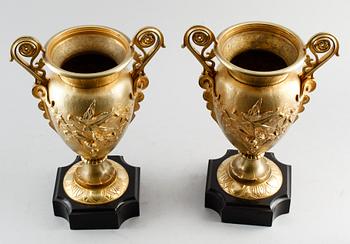 URNOR, 1 par, förgylld brons, 1800-talets mitt.