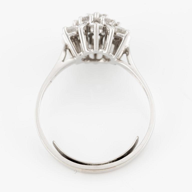 Ring, 18K vitguld kluster med briljantslipade diamanter.
