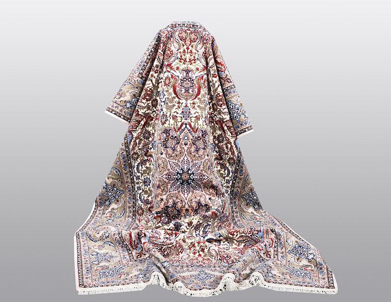 A carpet, Old Esfahan, part silk, ca 308 x 202 cm.