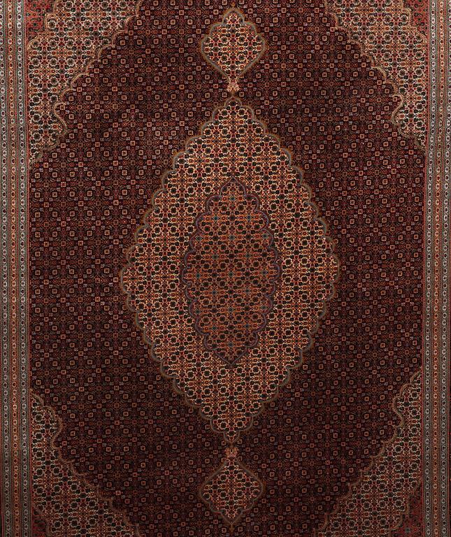 A CARPET, Tabriz, sk Mahi, 60 Raj, 286 x 200 cm.