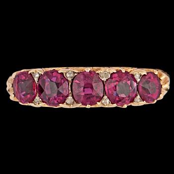 1347. A ruby ring, tot. app. 2 cts.