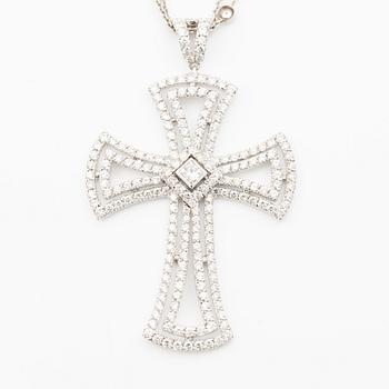 Cross pendant in white gold with princess-cut and brilliant-cut diamonds.