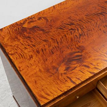 A birch veneered chest of drawers, 19th Century.