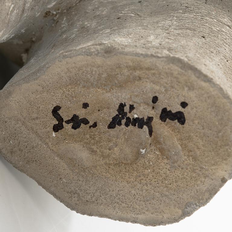 Sini Majuri, skulptur, "Crocodile's tear", signerad Sini Majuri, Suomenlinna 2022.