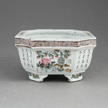 YTTERFODER, porslin, Kina, 1900-tal.