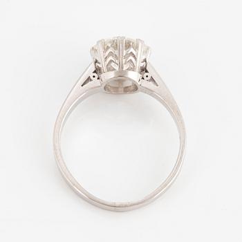Ring 18K vitguld med en rund briljantslipad diamant vikt 2.07 ct enligt gravyr kvalitet ca G/H vs.