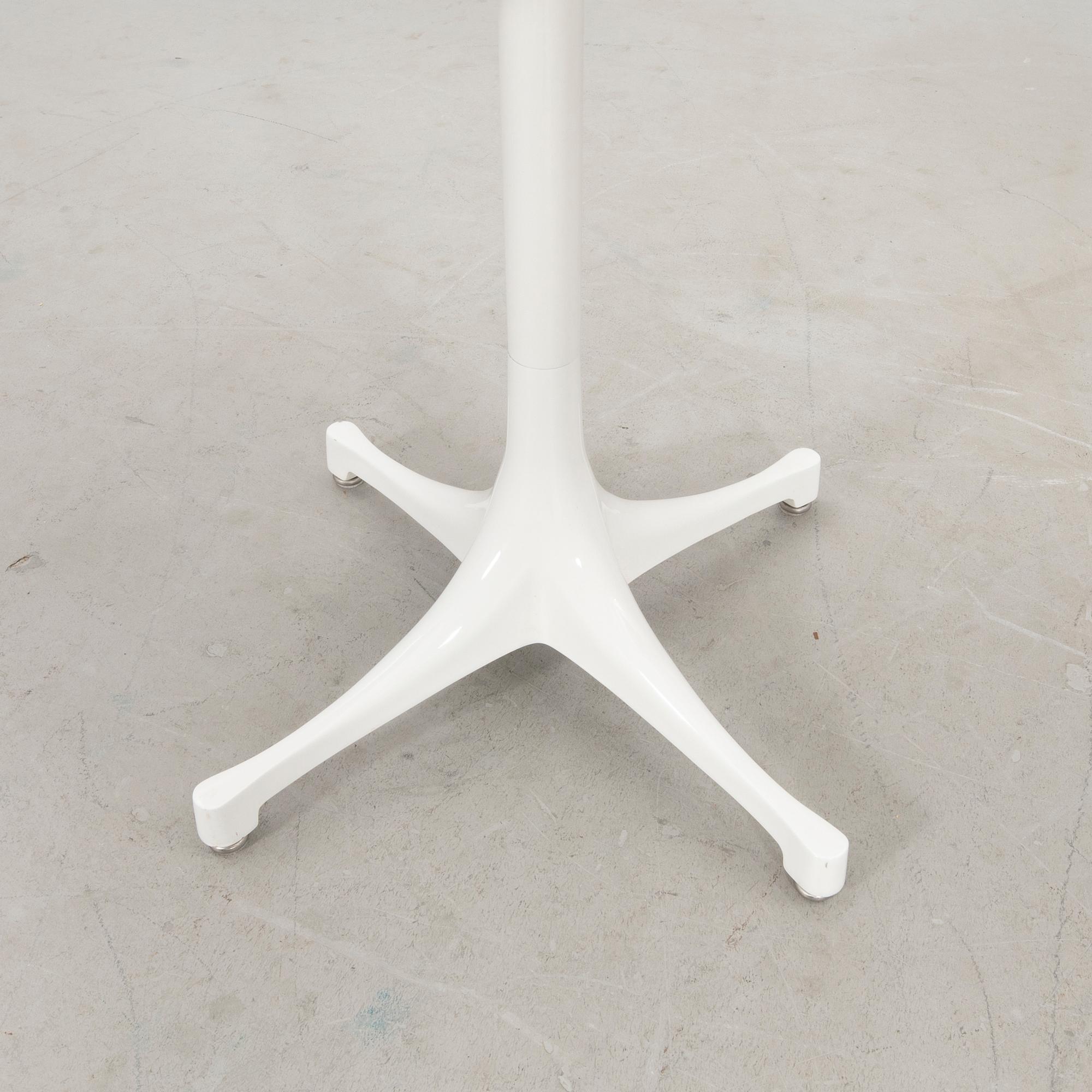 George Nelson "Jewelry chest on stand", modellnr 5515 1900-talets senare del.