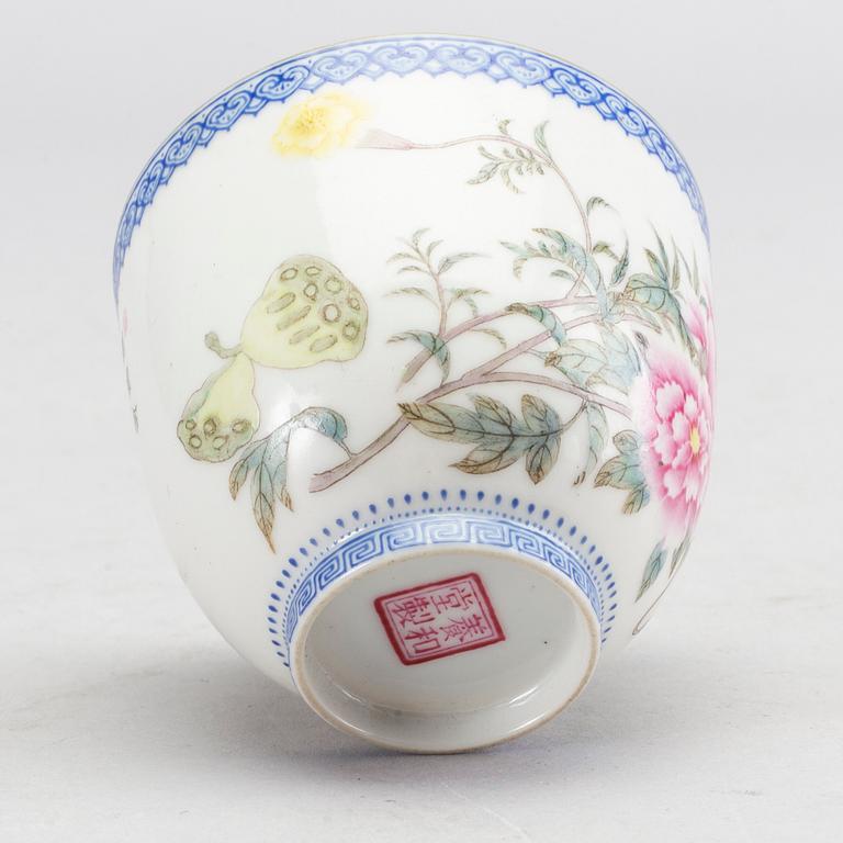 A Chinese egg shell porcelain cup, 20th Century.