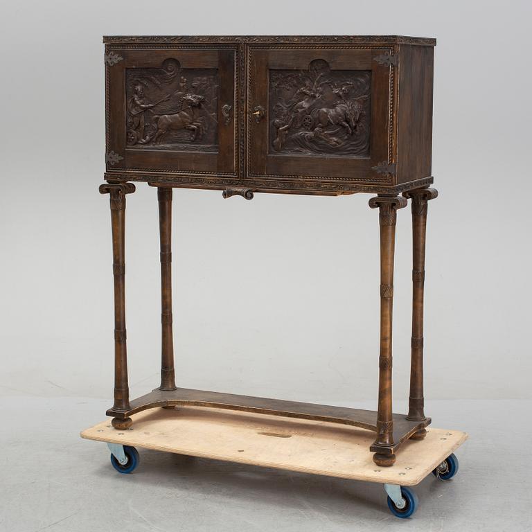 Skåp, Swedish Grace, enligt uppgift utfört av bildhuggare Ernst Sundbeck.1920-30-tal.