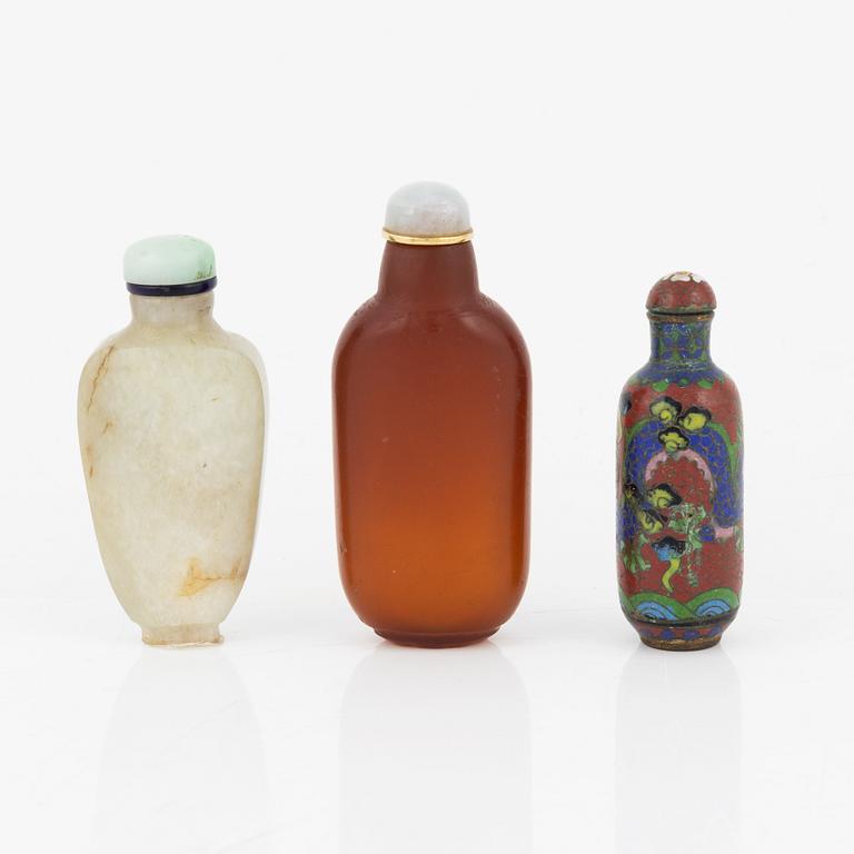 Snusflaskor, tre stycken, cloisonne och sten. Kina, 1900-tal.