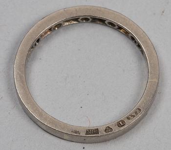 RING, 18 K vitguld och briljanter, 11 st, tot ca 0.55 ct. Erik Thomassons, Stockholm (1954? otydl stmpl).
