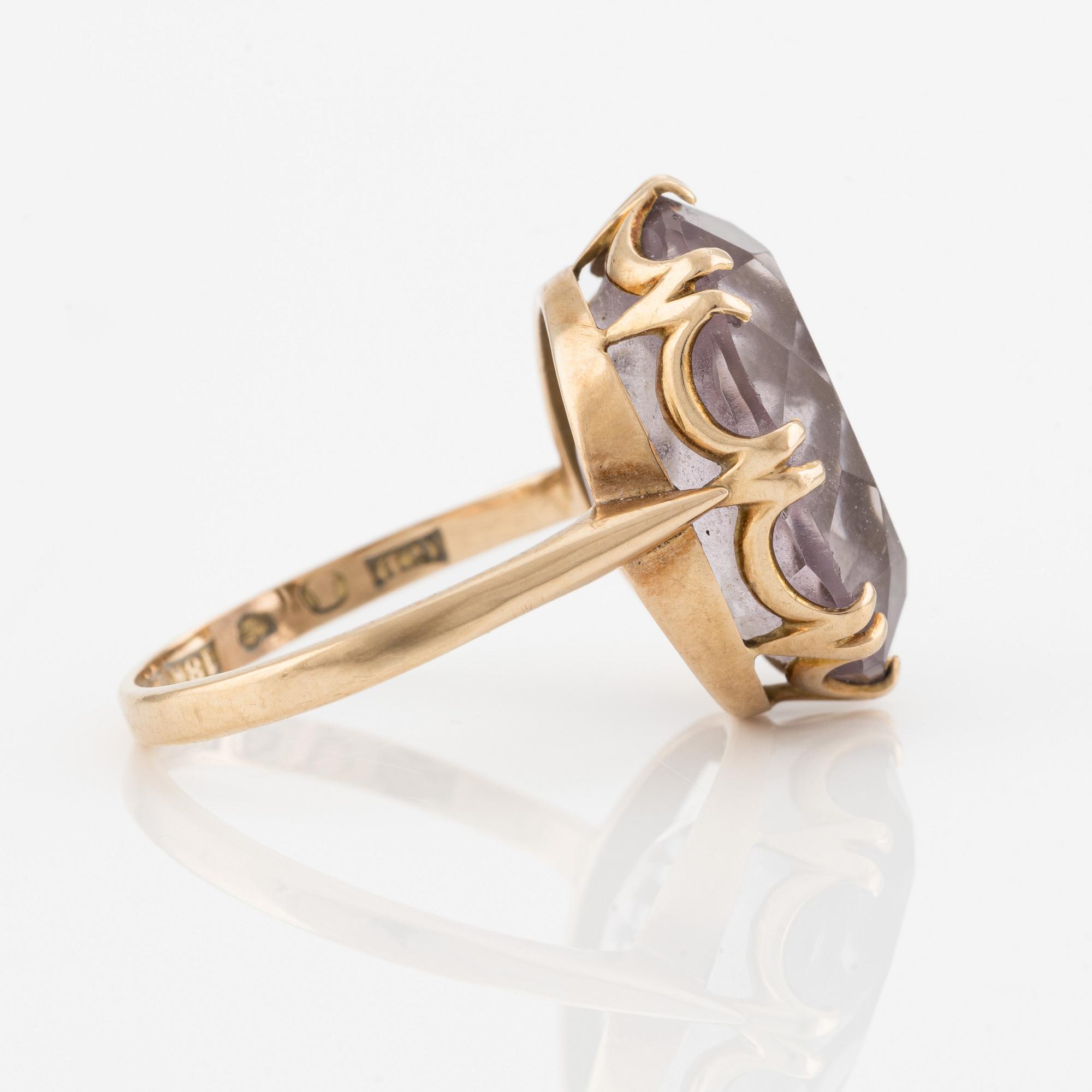 Ring, 18K guld med oval ametist.