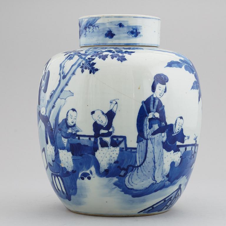 A large blue and white jar, Qing dynasty, 19th Century.