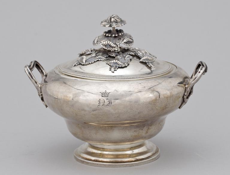 KONFEKTSKÅL, silver, St Petersburg, Ryssland. 1850. Ca 696g.