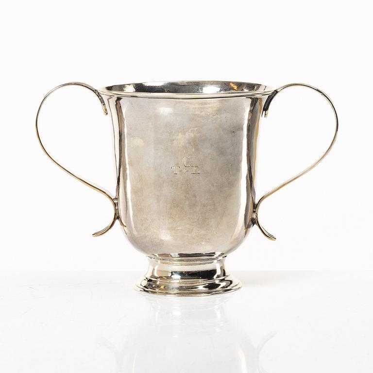 An English silver porringer, mark of Benjamin Cartwright I, London 1760.