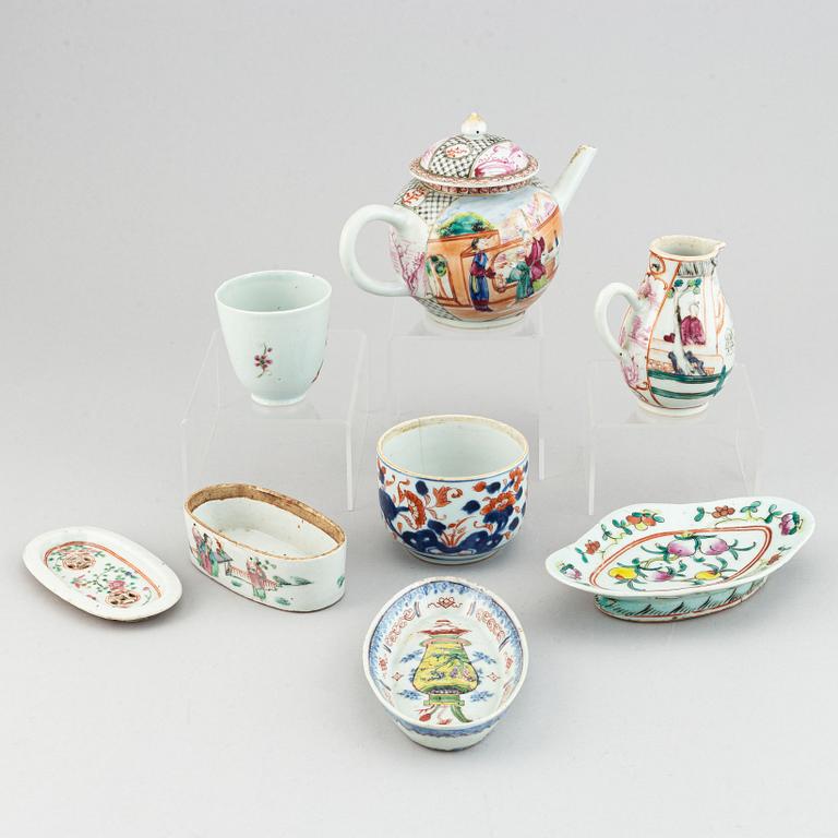 A group of 7 porcelain objects, Qing dynasty, 18th/19th century.