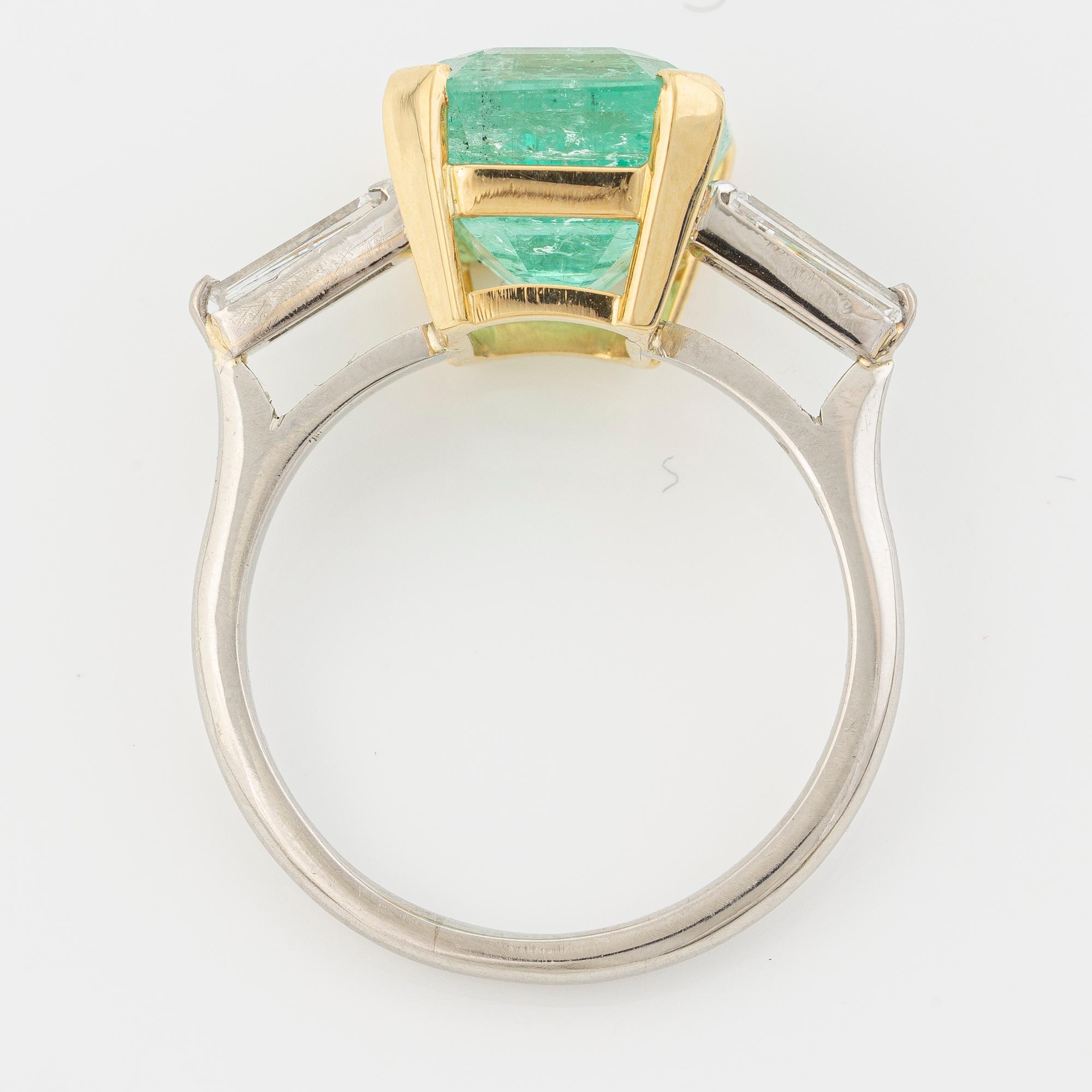 Ring 18K guld och vitguld med smaragdslipad smaragd och trapetsslipade diamanter.