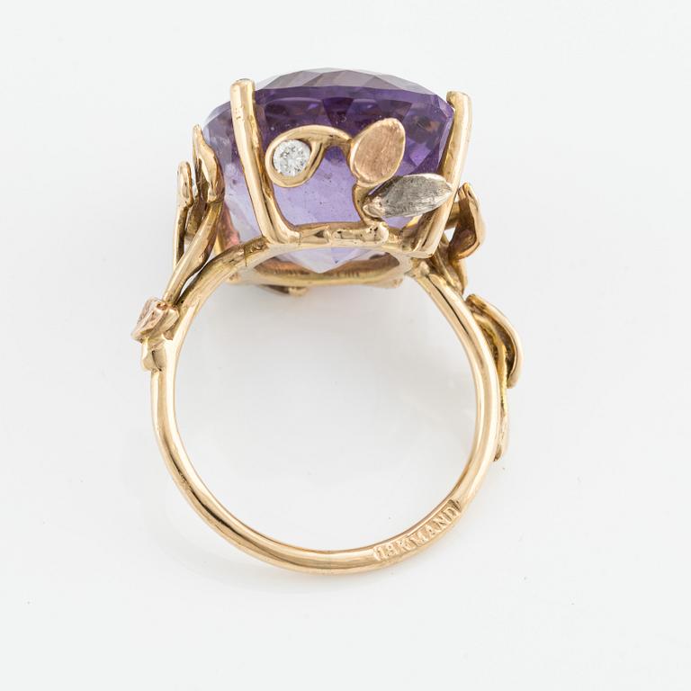 Ring 18K guld med en ametist och runda briljantslipade diamanter, Mandelstam.