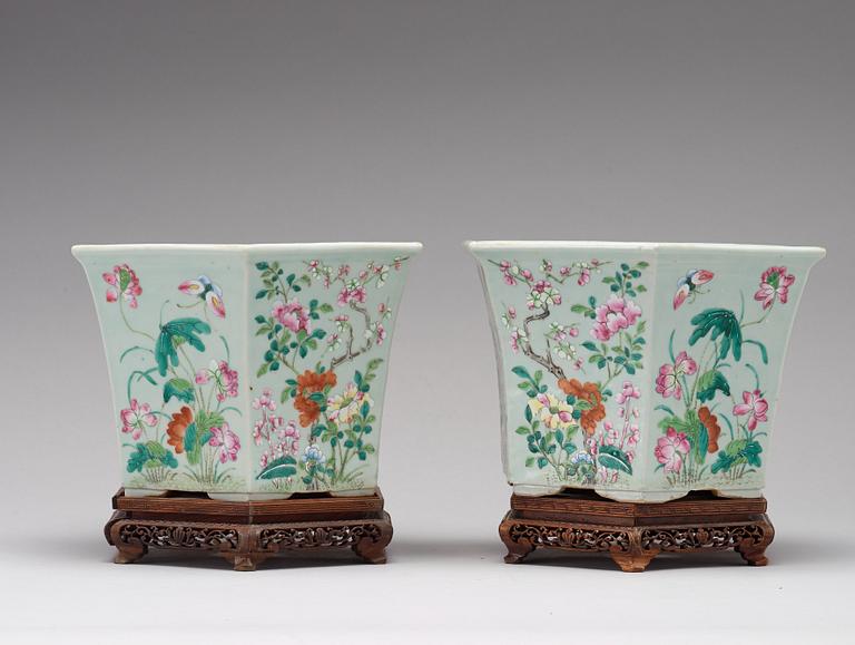 A pair of famille rose flower pots, Qing dynasty, 19th Century.