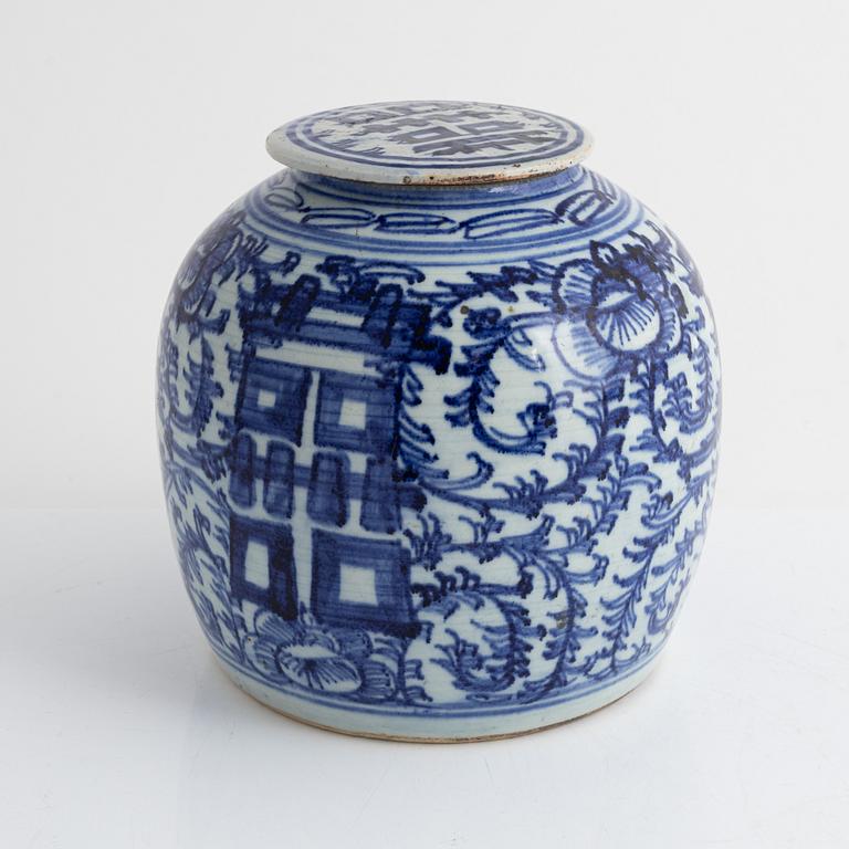 A blue and white porcelain ginger jar, China, late Qing dynasty, around 1900.