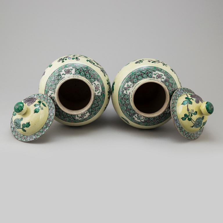 A pair of Chinese famille verte vases with covers, 20th century.