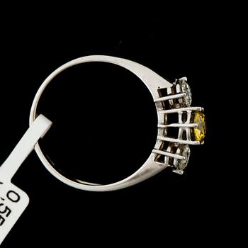 RING, 18k vitguld med briljantslipade diamanter, mittsten gul diamant ca0,55ct och två st tot ca0,41ct. Vikt 3,8g.