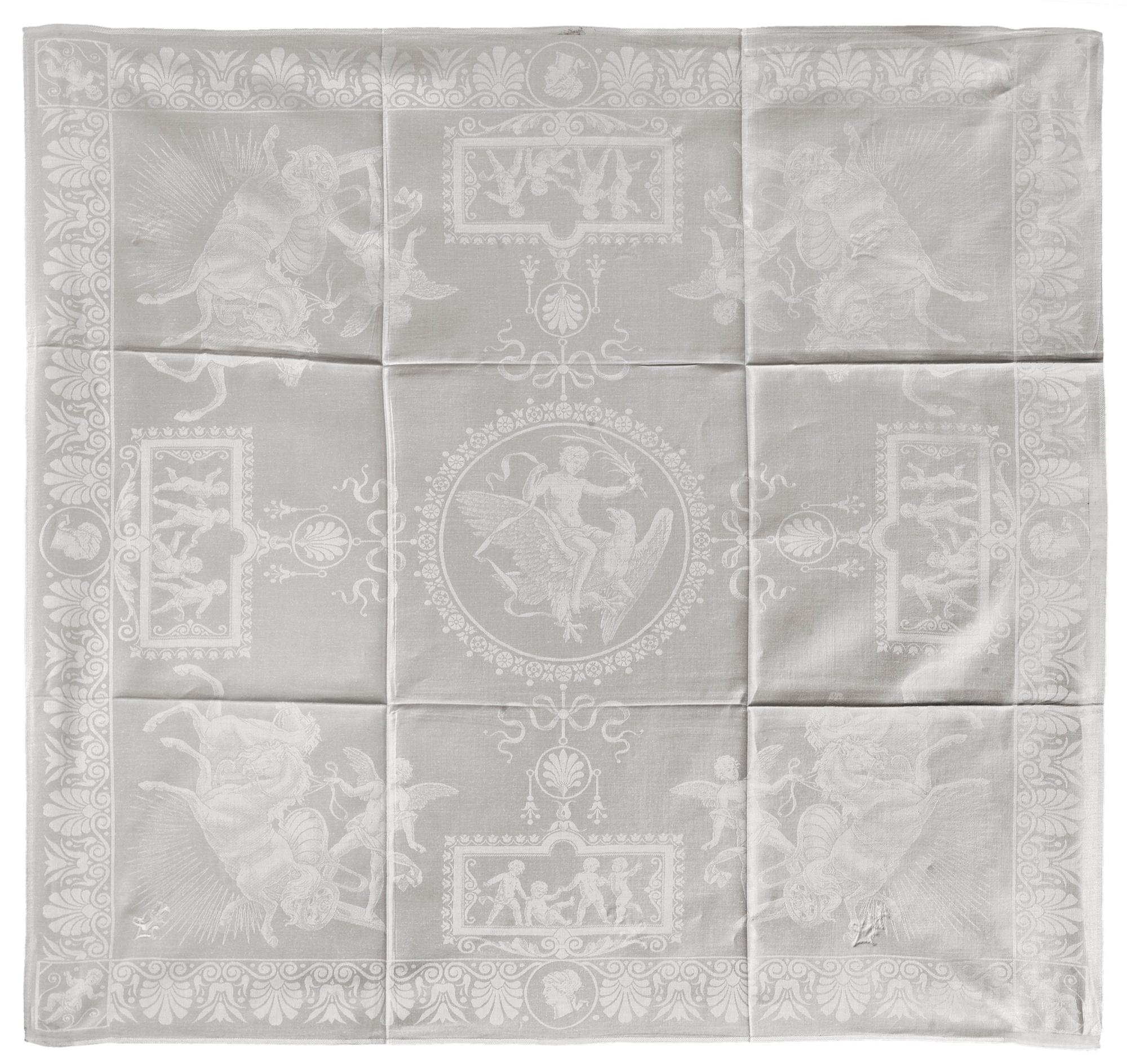 DUK och SERVIETTER, 23 st., linnedamast. Duken 270 x 196 cm, servietterna ca 72 x 69,5 vardera. Sachsen 1800-talets andra hälft.