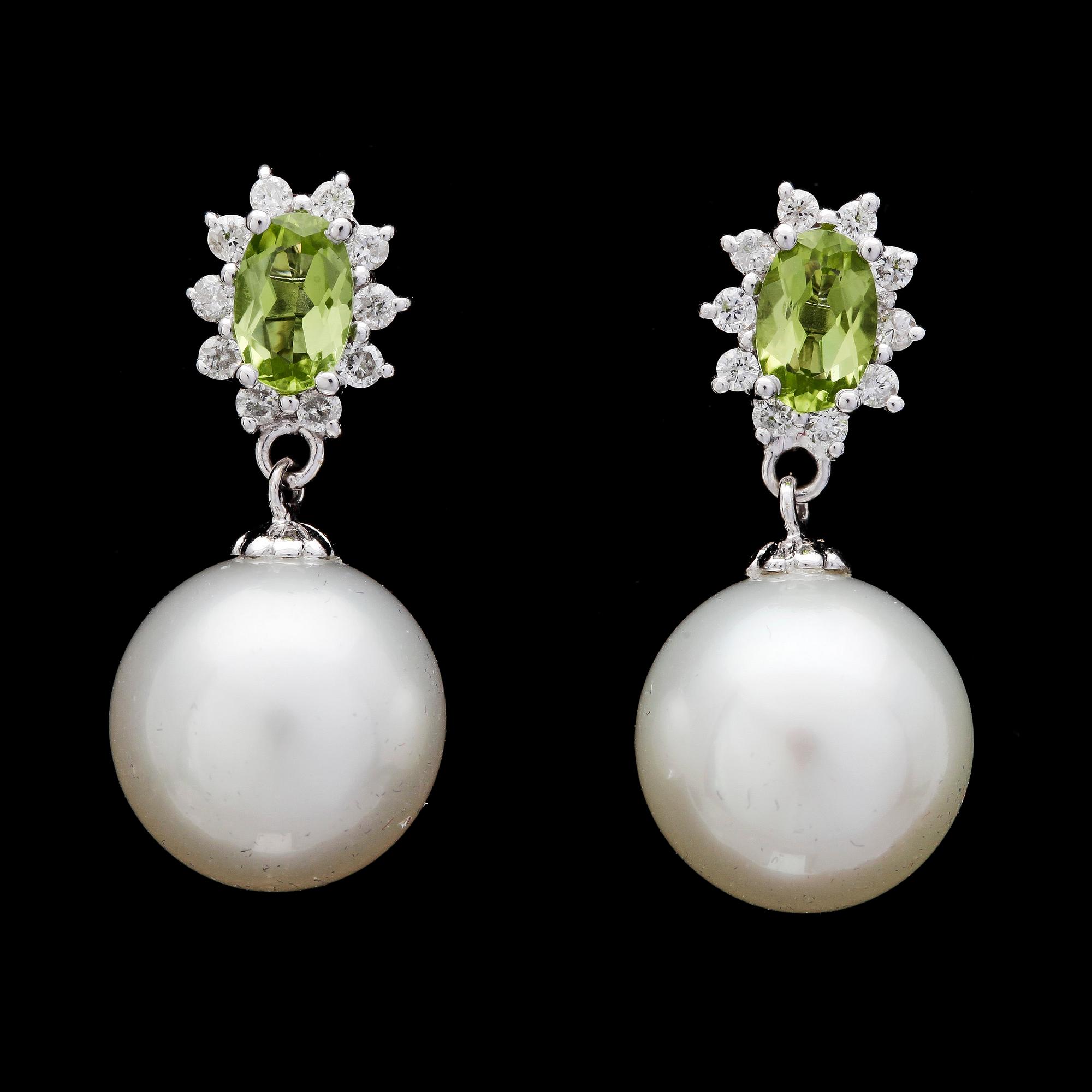 EARRIGNS, cultured South sea pearls, 11,4 mm, med peridoter och briljantslipade diamanter, tot. app. 0.25 cts.