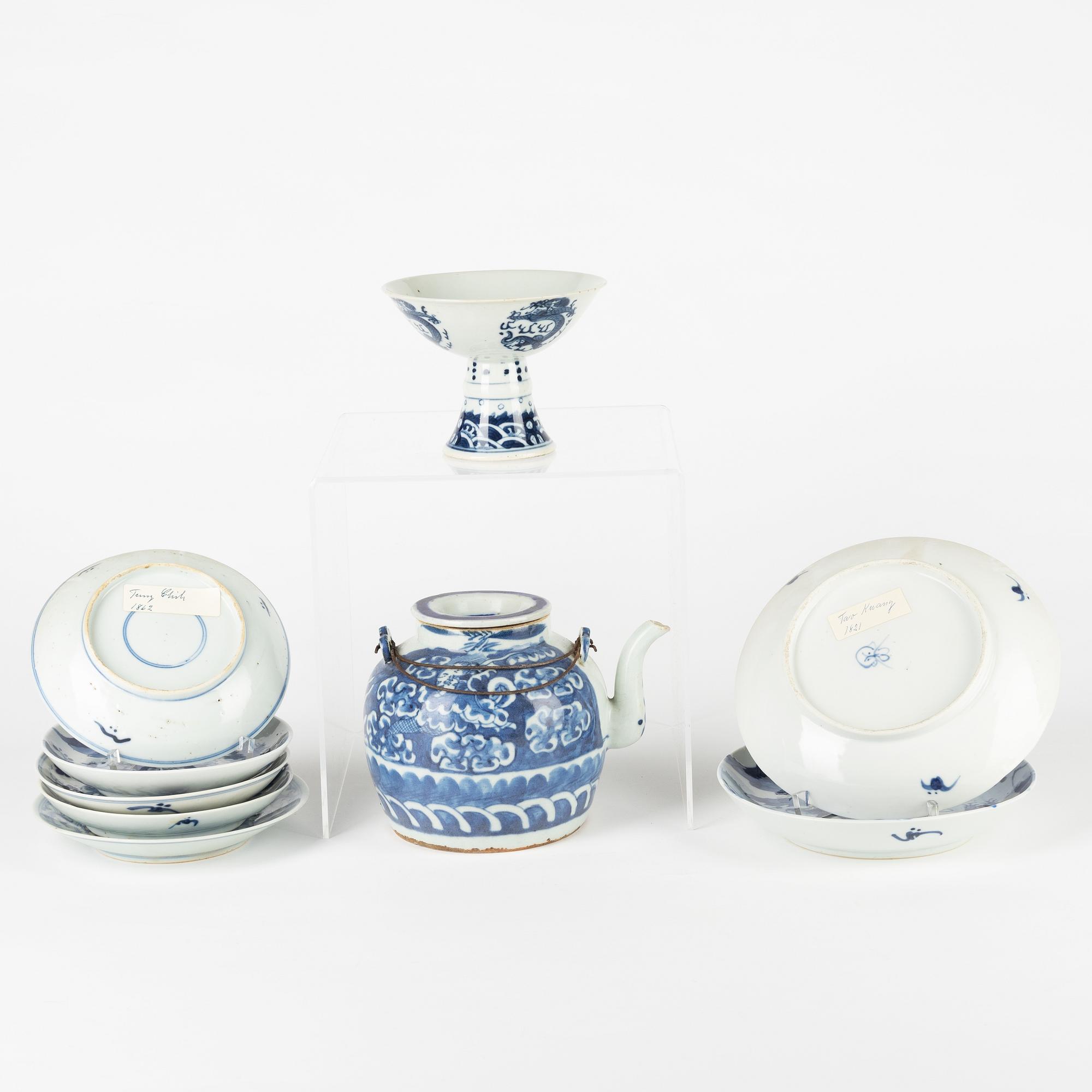 Fat, sju stycken, tekanna och stemcup, porslin, Kina, 1800-/1900-tal.