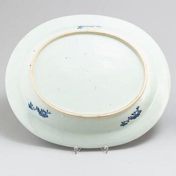A blue and white export serving dish and three plates, Qing dynasty, Qianlong (1736-95).