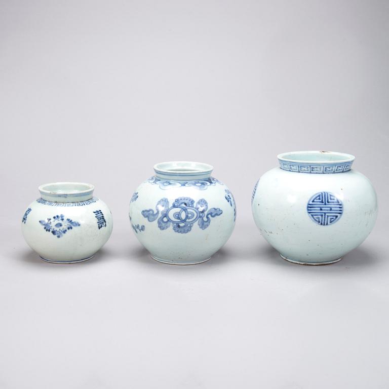 KRUKOR, 3 st och SKÅL, porslin, Kina 1800-talets slut.