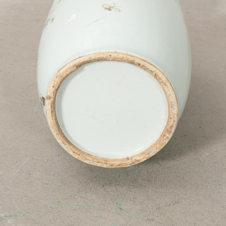 Floor vase China 20th century porcelain.