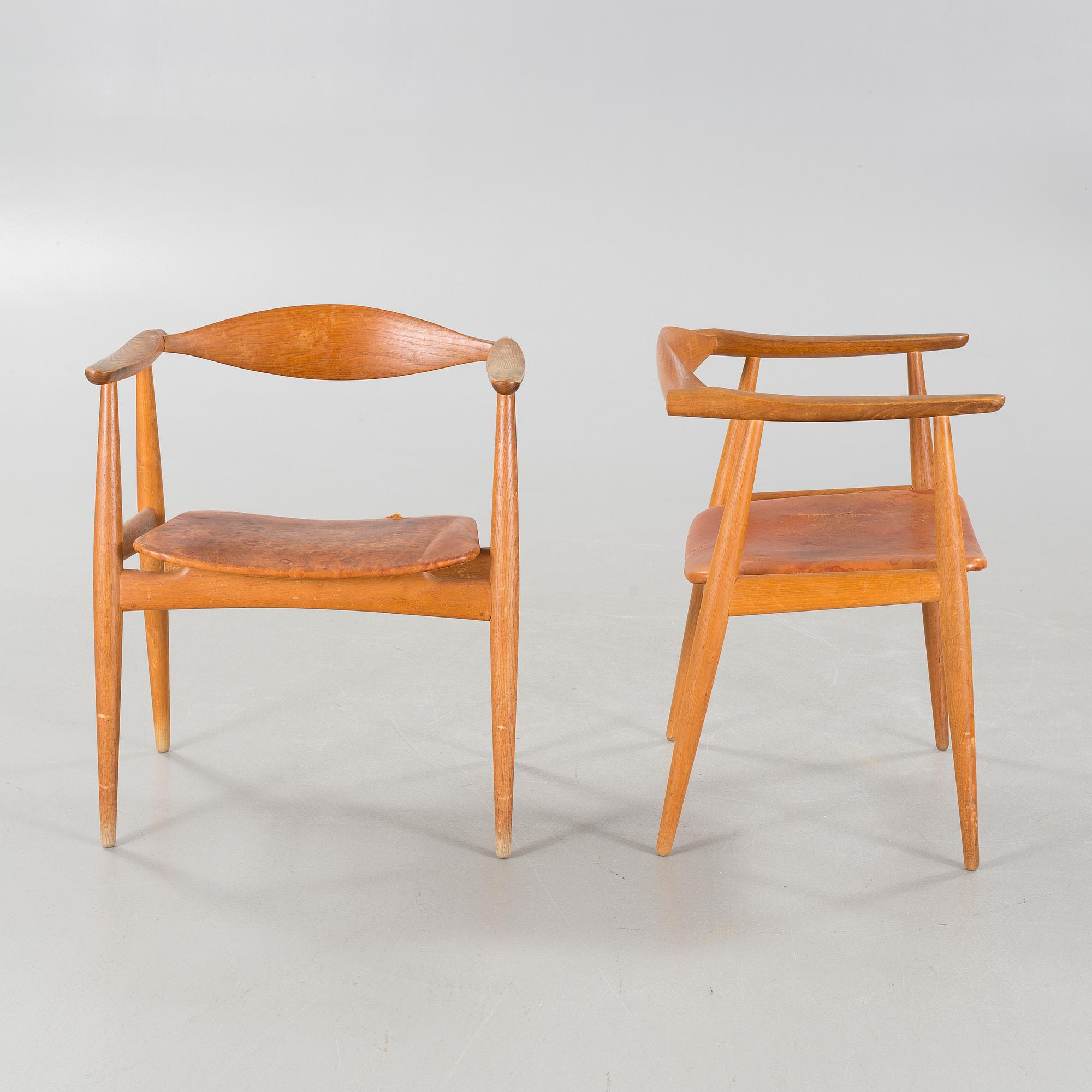 HANS J WEGNER, a pair of arm chairs for Carl Hansen & Son, model "CH35", third quarter of the 20th century.