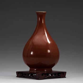 A brown glazed vase, Qing dynasty, Qianlong (1736-95).