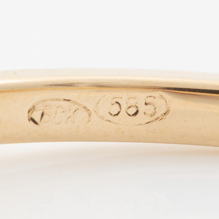 Ring in 14K gold with an emerald and small brilliant-cut diamonds.