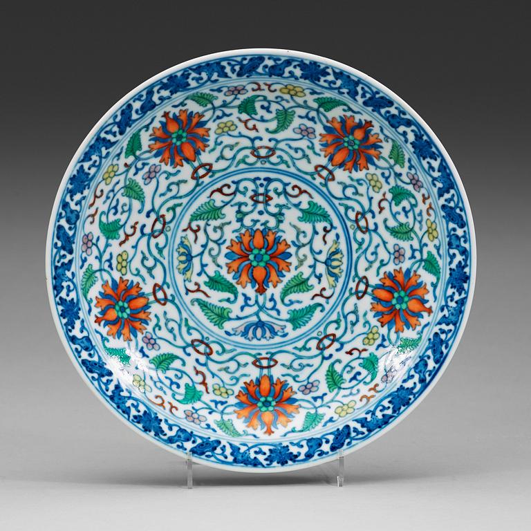 An enamelled dish, late Qing dynasty with Qianlong mark.