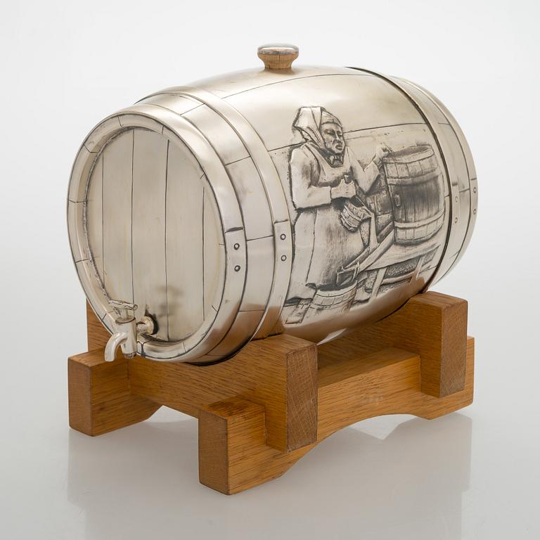 Tynnyri, hopeaa puujalustalla, Auran Kultaseppä, Turku 1969.