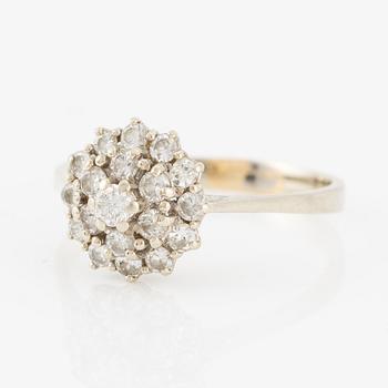 Ring 18K gold set with round brilliant-cut diamonds.