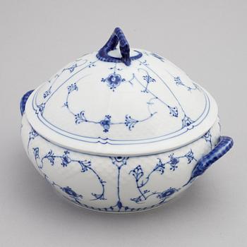Matservis, 58 delar, porslin, "Musselmalet", Bing & Grøndahl samt Royal Copenhagen, Danmark.