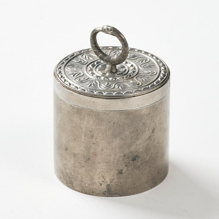 Firma Svenskt Tenn, a lidded pewter box model "A 742", Stockholm, 1929.