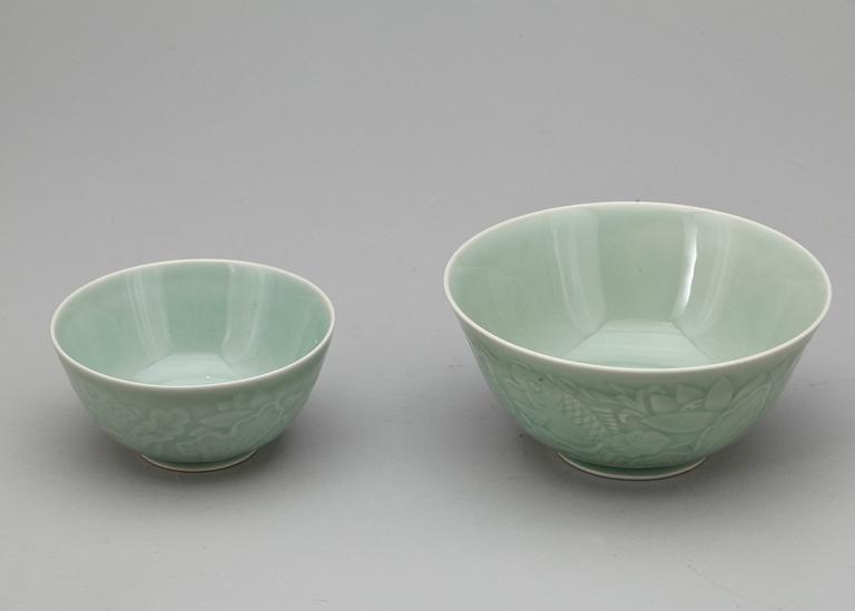 TALLRIKAR, 2 st samt SKÅLAR, 2 st, porslin, Kina, delvis 1800-tal.