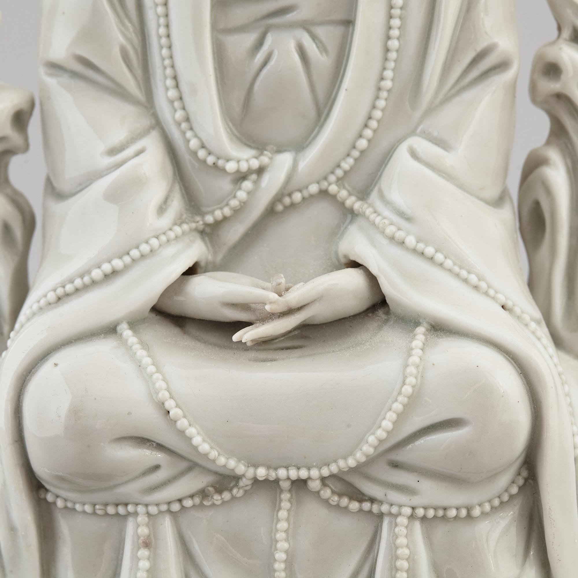 A blanc de chine figurine of a Guanyin, Qing dynasty, 19th century.