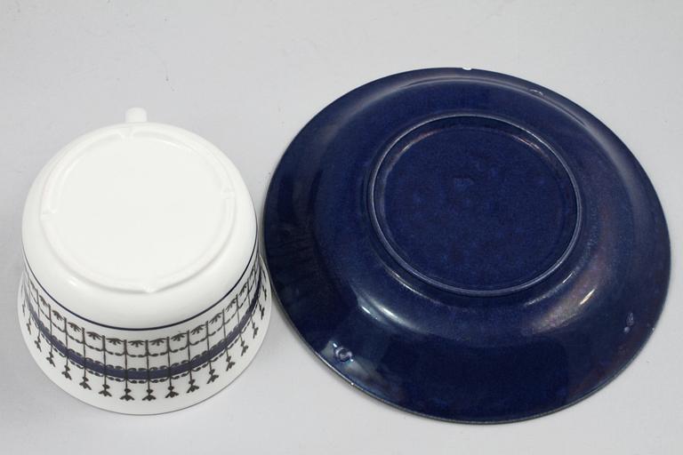 KOPPAR samt FAT, 9+8, porslin, "Smide" samt "Lagun", Gefle/Upsala-Ekeby, 1900-talets andra hälft.