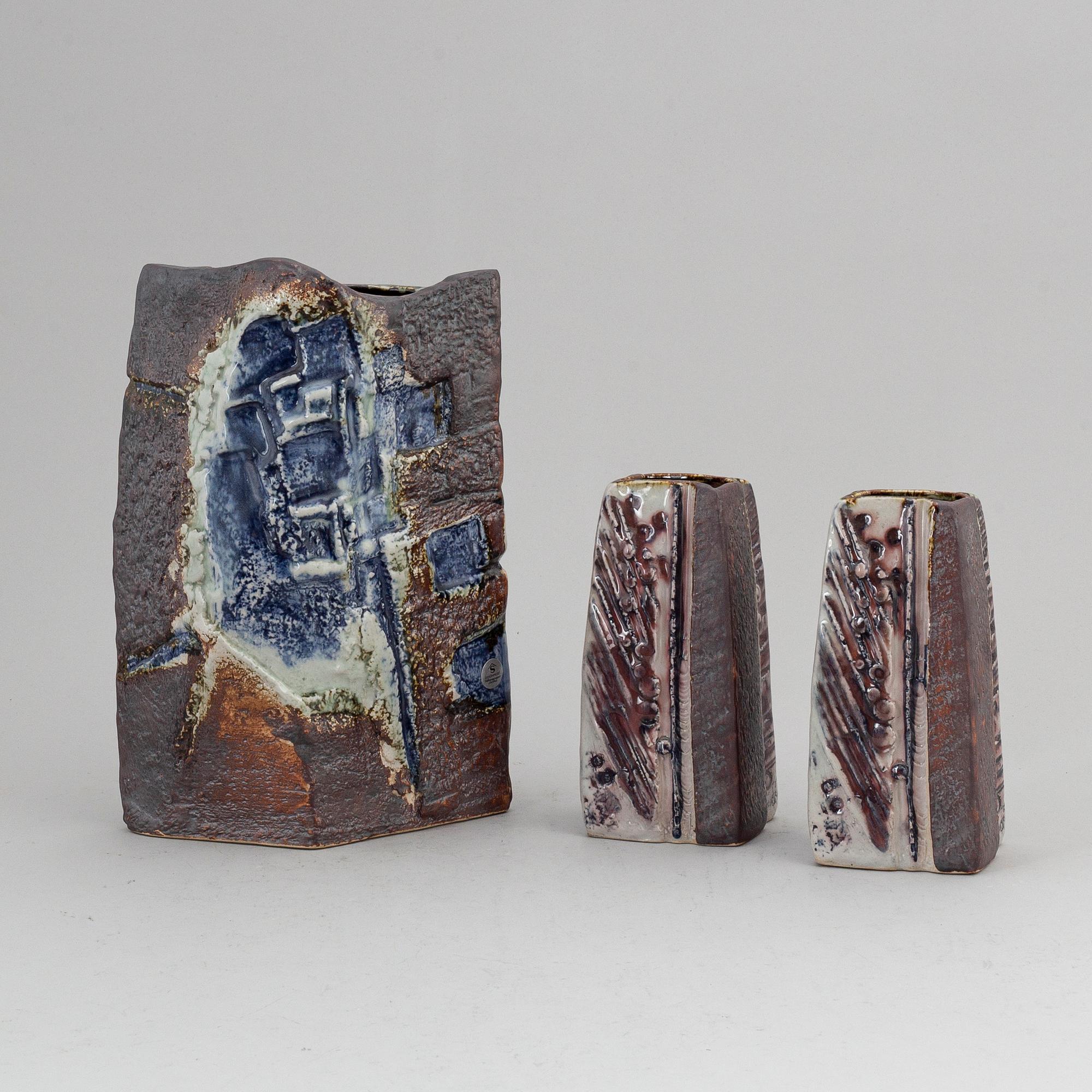 CARL-HARRY STÅLHANE, a set of three stoneware vases from the second half of the 20th century.