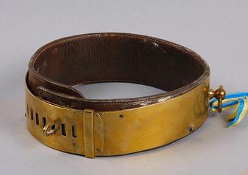 HUNDHALSBAND, mässing och läder. 1900-tal.