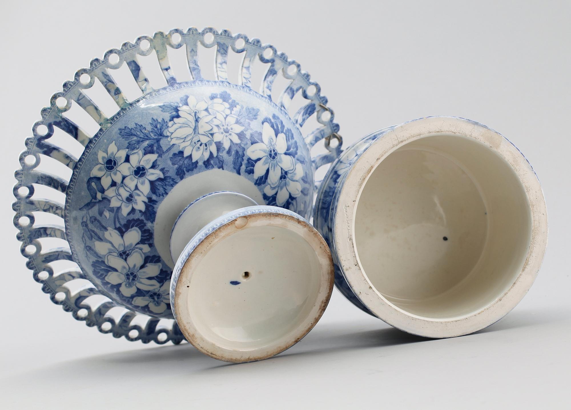 SKÅL PÅ FOT med lös sockel, flintgods, Gustafsberg, 1800-talets andra hälft.