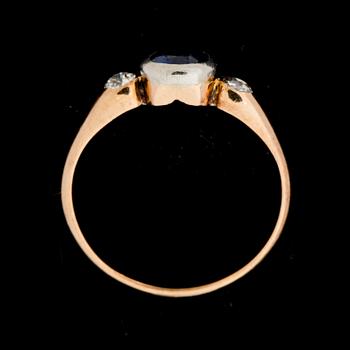 RING, 14 k guld med två gammalslipade diamanter ca 0,20 ct samt safir. Vikt ca 1 g.