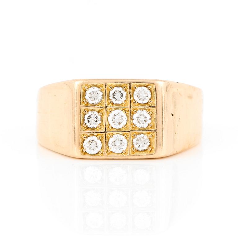 RING, 18 k guld, med briljantslipade diamanter. Totalvikt ca 8 gram.