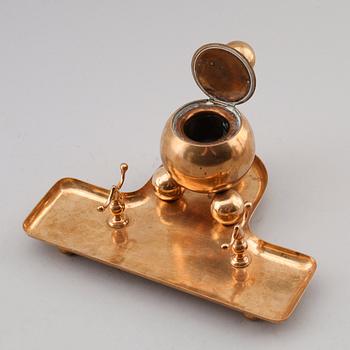 SKRIVSTÄLL, TÄNDSTICKSHÅLLARE SAMT BREVKNIV, mässing, märkt Gusum, 1900-talets första hälft.