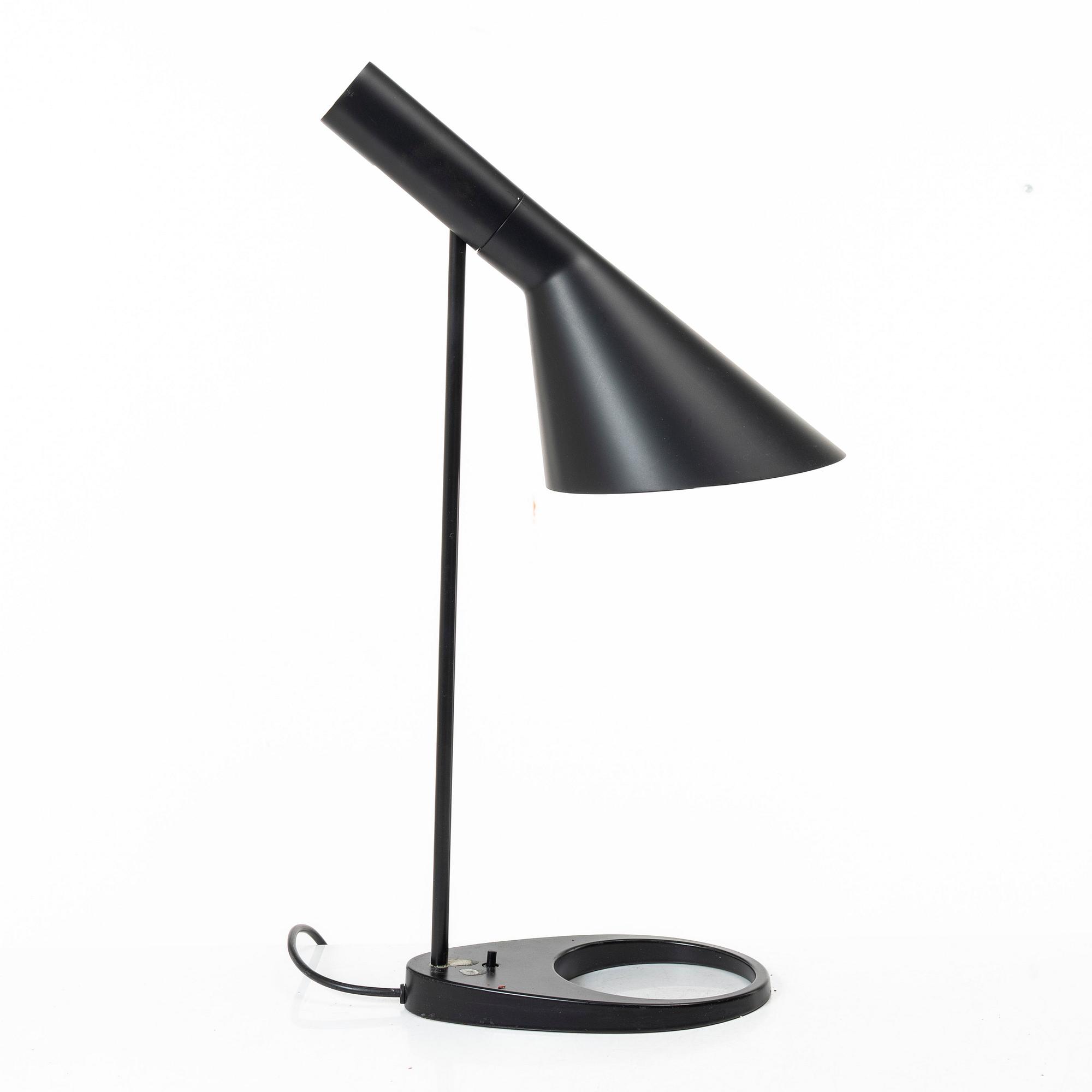 Arne Jacobsen, bordslampa, "AJ", Louis Poulsen, Danmark.